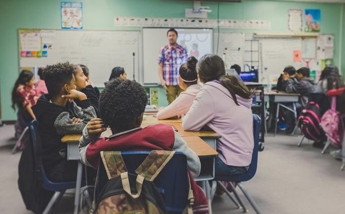 Profesor en clase con alumnos