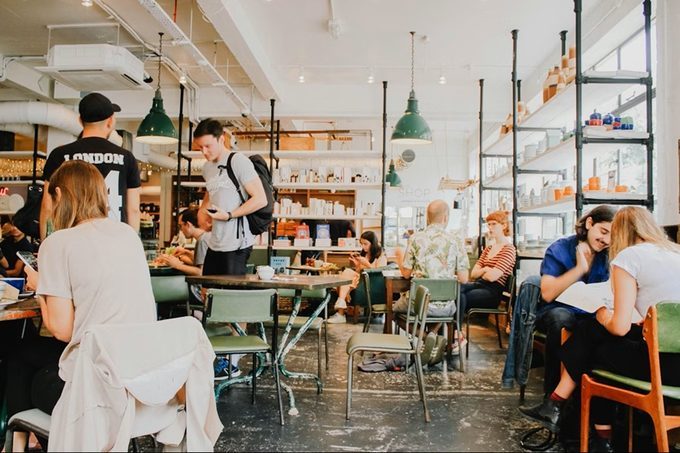 Restaurante con usuarios (Toa Heftiba Unsplash)
