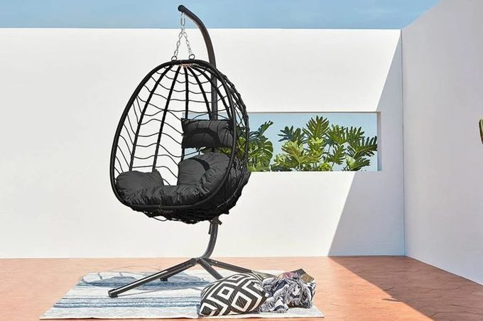 Silla colgante con efecto ratán modelo Lima de Concept-U