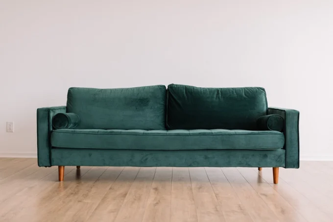 Sofa verde de salon (Phlilip Godsberry Unsplash)