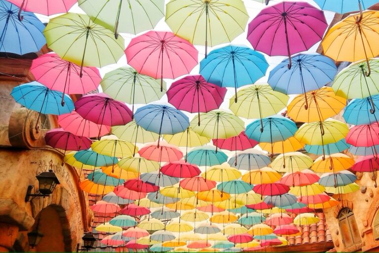 Toldo hecho con paraguas en Corea del Sur (Helen Cheng Unsplash)