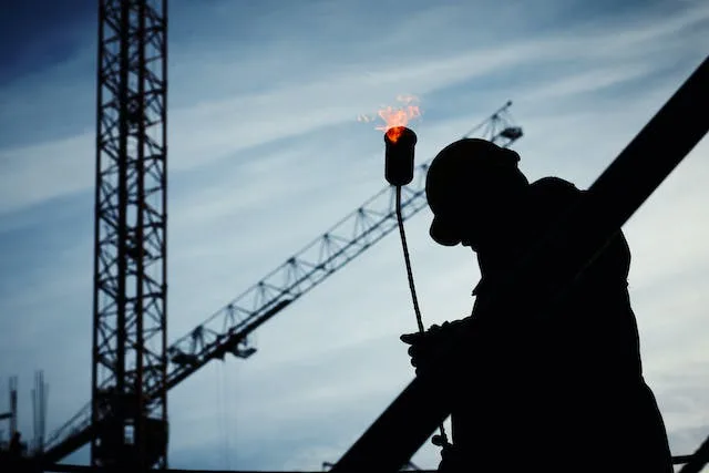 Trabajador en exterior (Pexels Yury Kim)