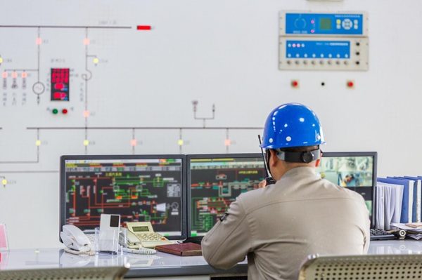 Trabajadores en una sala de control industrial