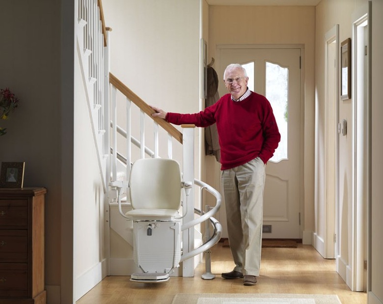 Usuario de silla salvaescaleras de interior Stannah