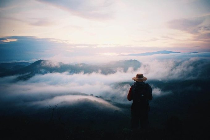 Viajero en la cima de una montaña