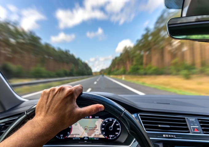 Vista del salpicadero de un coche desde el asiento del conductor