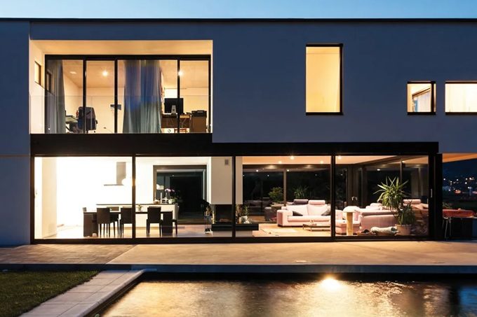 Vivienda unifamiliar con puertas y ventanas Deceuninck