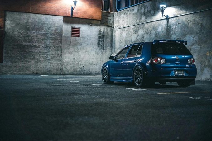 Volgswagen Golf reparado con recambios de automóvil originales