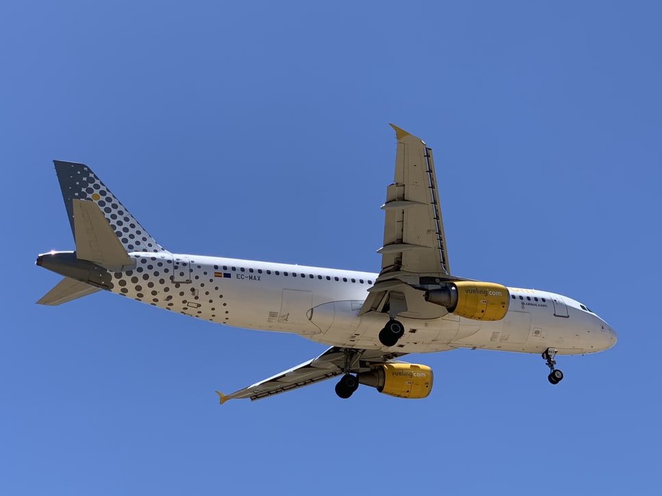 Cuánto cobra Vueling por llevar maletas en la bodega avión? (actualizado 2022)